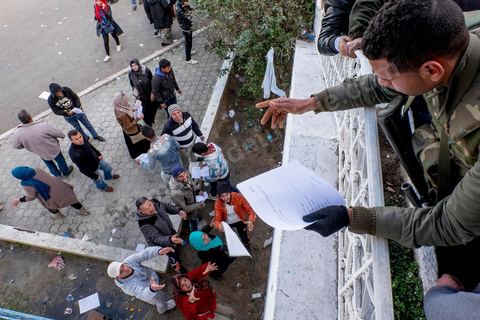 21 janvier 2016 : devant le gouvernorat de Kasserine, les chômeurs de tout age se réunissent pour remplir un dossier et formulaire de demande d'emploi. L'opération est organisé dans le calme sous la direction des militaires. Au lendemain du cafouillage du gouvernement sur une éventuelle embauche de 5000 chomeurs dans la région, les gens espèrent encore.