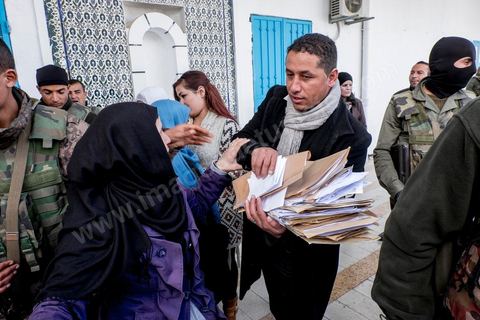 21 janvier 2016 : devant le gouvernorat de Kasserine, les chômeurs de tout âge se réunissent pour remplir un dossier et formulaire de demande d'emploi. L'opération est organisée dans le calme sous la direction des militaires. Au lendemain du cafouillage du gouvernement sur une éventuelle embauche de 5000 chômeurs dans la région, les gens espèrent encore.