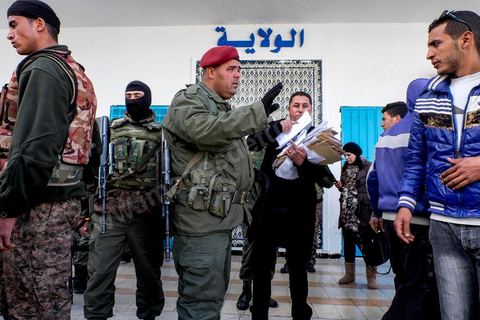 21 janvier 2016 : devant le gouvernorat de Kasserine, les chômeurs de tout âge se réunissent pour remplir un dossier et formulaire de demande d'emploi. L'opération est organisée dans le calme sous la direction des militaires. Au lendemain du cafouillage du gouvernement sur une éventuelle embauche de 5000 chômeurs dans la région, les gens espèrent encore.