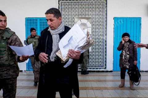 21 janvier 2016 : devant le gouvernorat de Kasserine, les chômeurs de tout age se réunissent pour remplir un dossier et formulaire de demande d'emploi. L'opération est organisé dans le calme sous la direction des militaires. Au lendemain du cafouillage du gouvernement sur une éventuelle embauche de 5000 chomeurs dans la région, les gens espèrent encore.
