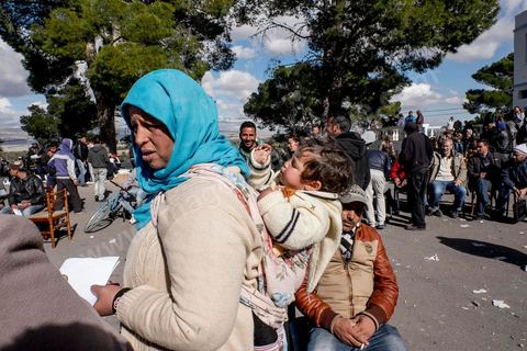 21 janvier 2016 : devant le gouvernorat de Kasserine, les chômeurs de tout age se réunissent pour remplir un dossier et formulaire de demande d'emploi. L'opération est organisé dans le calme sous la direction des militaires. Au lendemain du cafouillage du gouvernement sur une éventuelle embauche de 5000 chomeurs dans la région, les gens espèrent encore.
