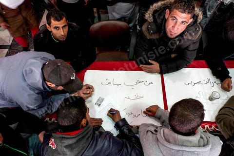 21 janvier 2016 : devant le gouvernorat de Kasserine, les chômeurs de tout âge se réunissent pour remplir un dossier et formulaire de demande d'emploi. L'opération est organisée dans le calme sous la direction des militaires. Au lendemain du cafouillage du gouvernement sur une éventuelle embauche de 5000 chômeurs dans la région, les gens espèrent encore.
