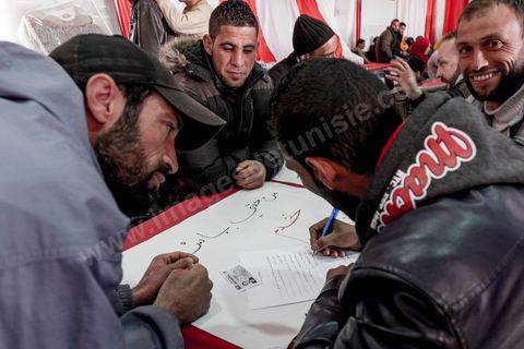 21 janvier 2016 : devant le gouvernorat de Kasserine, les chômeurs de tout âge se réunissent pour remplir un dossier et formulaire de demande d'emploi. L'opération est organisée dans le calme sous la direction des militaires. Au lendemain du cafouillage du gouvernement sur une éventuelle embauche de 5000 chômeurs dans la région, les gens espèrent encore.