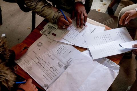 21 janvier 2016 : devant le gouvernorat de Kasserine, les chômeurs de tout age se réunissent pour remplir un dossier et formulaire de demande d'emploi. L'opération est organisé dans le calme sous la direction des militaires. Au lendemain du cafouillage du gouvernement sur une éventuelle embauche de 5000 chomeurs dans la région, les gens espèrent encore.