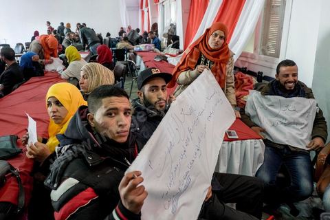 21 janvier 2016 : devant le gouvernorat de Kasserine, les chômeurs de tout age se réunissent pour remplir un dossier et formulaire de demande d'emploi. L'opération est organisé dans le calme sous la direction des militaires. Au lendemain du cafouillage du gouvernement sur une éventuelle embauche de 5000 chomeurs dans la région, les gens espèrent encore.