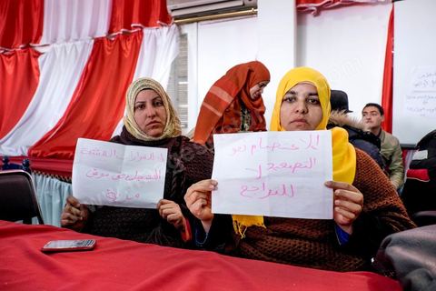 21 janvier 2016 : devant le gouvernorat de Kasserine, les chômeurs de tout âge se réunissent pour remplir un dossier et formulaire de demande d'emploi. L'opération est organisée dans le calme sous la direction des militaires. Au lendemain du cafouillage du gouvernement sur une éventuelle embauche de 5000 chômeurs dans la région, les gens espèrent encore.