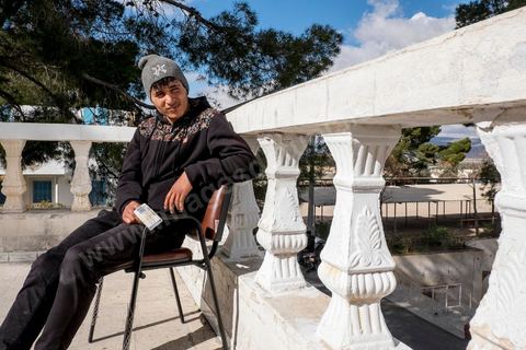 21 janvier 2016 : devant le gouvernorat de Kasserine, les chômeurs de tout age se réunissent pour remplir un dossier et formulaire de demande d'emploi. L'opération est organisé dans le calme sous la direction des militaires. Au lendemain du cafouillage du gouvernement sur une éventuelle embauche de 5000 chomeurs dans la région, les gens espèrent encore.