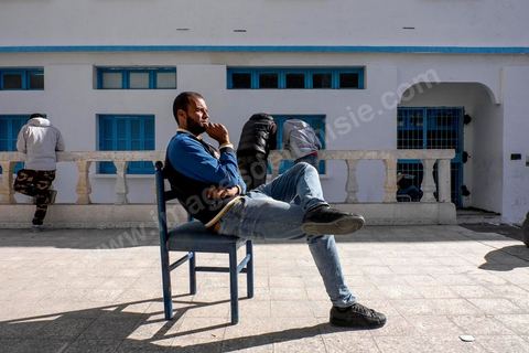 21 janvier 2016 : devant le gouvernorat de Kasserine, les chômeurs de tout age se réunissent pour remplir un dossier et formulaire de demande d'emploi. L'opération est organisé dans le calme sous la direction des militaires. Au lendemain du cafouillage du gouvernement sur une éventuelle embauche de 5000 chomeurs dans la région, les gens espèrent encore.