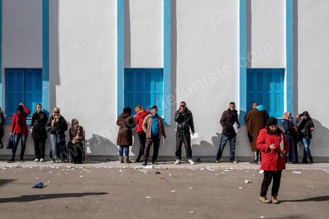 21 janvier 2016 : devant le gouvernorat de Kasserine, les chômeurs de tout âge se réunissent pour remplir un dossier et formulaire de demande d'emploi. L'opération est organisée dans le calme sous la direction des militaires. Au lendemain du cafouillage du gouvernement sur une éventuelle embauche de 5000 chômeurs dans la région, les gens espèrent encore.