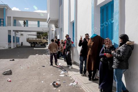 21 janvier 2016 : devant le gouvernorat de Kasserine, les chômeurs de tout âge se réunissent pour remplir un dossier et formulaire de demande d'emploi. L'opération est organisée dans le calme sous la direction des militaires. Au lendemain du cafouillage du gouvernement sur une éventuelle embauche de 5000 chômeurs dans la région, les gens espèrent encore.