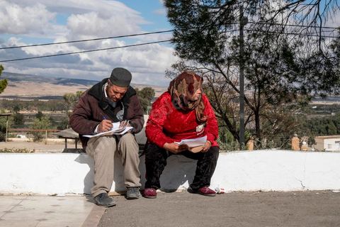 21 janvier 2016 : devant le gouvernorat de Kasserine, les chômeurs de tout age se réunissent pour remplir un dossier et formulaire de demande d'emploi. L'opération est organisé dans le calme sous la direction des militaires. Au lendemain du cafouillage du gouvernement sur une éventuelle embauche de 5000 chomeurs dans la région, les gens espèrent encore.