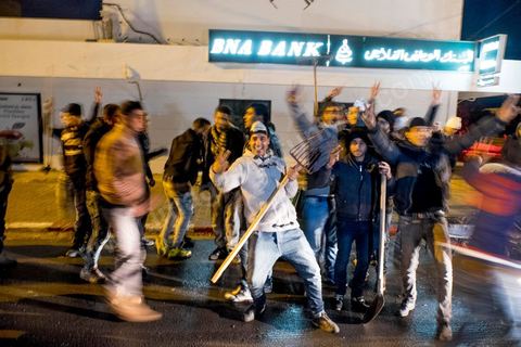 21 janvier 2016 : ce soir et malgré le couvre feu de 18h les gens sont sortis en nombre dans les différents quartiers de Kasserine pour nettoyer les rues. La tension sociale est remontée depuis le début de semaine suite à la mort du jeune chômeur Ridha Yahyaoui après son électrocution. Malgré cela aucun pillage n'a été recensé dasn la ville. 