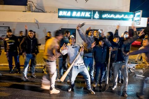 21 janvier 2016 : ce soir et malgré le couvre feu de 18h les gens sont sortis en nombre dans les différents quartiers de Kasserine pour nettoyer les rues. La tension sociale est remontée depuis le début de semaine suite à la mort du jeune chômeur Ridha Yahyaoui après son électrocution. Malgré cela aucun pillage n'a été recensé dasn la ville. 