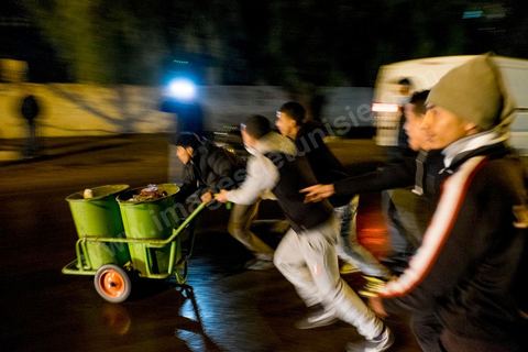 21 janvier 2016 : ce soir et malgré le couvre feu de 18h les gens sont sortis en nombre dans les différents quartiers de Kasserine pour nettoyer les rues. La tension sociale est remontée depuis le début de semaine suite à la mort du jeune chômeur Ridha Yahyaoui après son électrocution. Malgré cela aucun pillage n'a été recensé dasn la ville. 