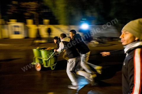 21 janvier 2016 : ce soir et malgré le couvre feu de 18h les gens sont sortis en nombre dans les différents quartiers de Kasserine pour nettoyer les rues. La tension sociale est remontée depuis le début de semaine suite à la mort du jeune chômeur Ridha Yahyaoui après son électrocution. Malgré cela aucun pillage n'a été recensé dasn la ville. 