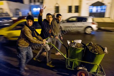 21 janvier 2016 : ce soir et malgré le couvre feu de 18h les gens sont sortis en nombre dans les différents quartiers de Kasserine pour nettoyer les rues. La tension sociale est remontée depuis le début de semaine suite à la mort du jeune chômeur Ridha Yahyaoui après son électrocution. Malgré cela aucun pillage n'a été recensé dasn la ville. 
