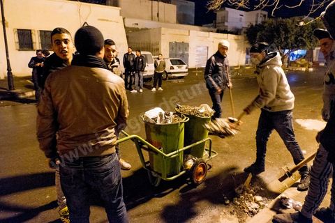 21 janvier 2016 : ce soir et malgré le couvre feu de 18h les gens sont sortis en nombre dans les différents quartiers de Kasserine pour nettoyer les rues. La tension sociale est remontée depuis le début de semaine suite à la mort du jeune chômeur Ridha Yahyaoui après son électrocution. Malgré cela aucun pillage n'a été recensé dasn la ville. 