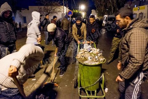 21 janvier 2016 : ce soir et malgré le couvre feu de 18h les gens sont sortis en nombre dans les différents quartiers de Kasserine pour nettoyer les rues. La tension sociale est remontée depuis le début de semaine suite à la mort du jeune chômeur Ridha Yahyaoui après son électrocution. Malgré cela aucun pillage n'a été recensé dasn la ville. 