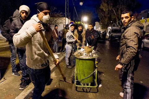 21 janvier 2016 : ce soir et malgré le couvre feu de 18h les gens sont sortis en nombre dans les différents quartiers de Kasserine pour nettoyer les rues. La tension sociale est remontée depuis le début de semaine suite à la mort du jeune chômeur Ridha Yahyaoui après son électrocution. Malgré cela aucun pillage n'a été recensé dasn la ville. 