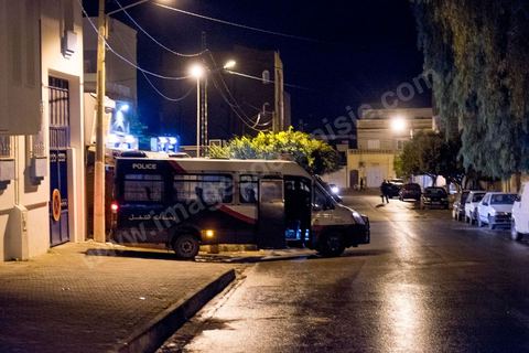 21 janvier 2016 : ce soir et malgré le couvre feu de 18h les gens sont sortis en nombre dans les différents quartiers de Kasserine pour nettoyer les rues. La police reste toujours vigilante. La tension sociale est remontée depuis le début de semaine suite à la mort du jeune chômeur Ridha Yahyaoui après son électrocution. Malgré cela aucun pillage n'a été recensé dasn la ville. 