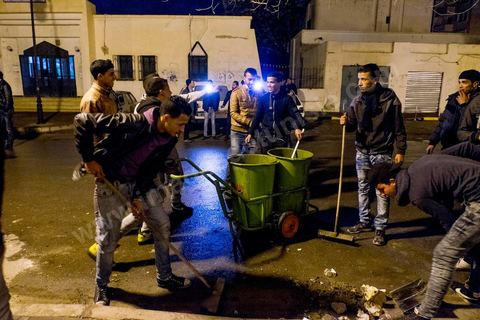 21 janvier 2016 : ce soir et malgré le couvre feu de 18h les gens sont sortis en nombre dans les différents quartiers de Kasserine pour nettoyer les rues. La tension sociale est remontée depuis le début de semaine suite à la mort du jeune chômeur Ridha Yahyaoui après son électrocution. Malgré cela aucun pillage n'a été recensé dasn la ville. 