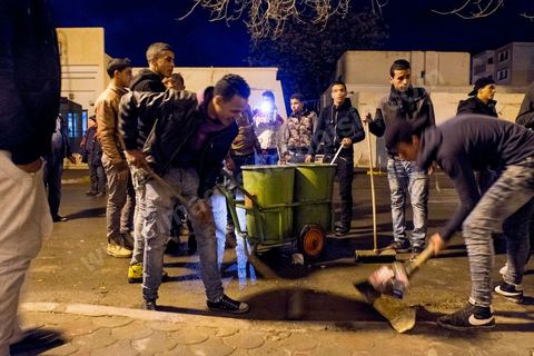 21 janvier 2016 : ce soir et malgré le couvre feu de 18h les gens sont sortis en nombre dans les différents quartiers de Kasserine pour nettoyer les rues. La tension sociale est remontée depuis le début de semaine suite à la mort du jeune chômeur Ridha Yahyaoui après son électrocution. Malgré cela aucun pillage n'a été recensé dasn la ville. 