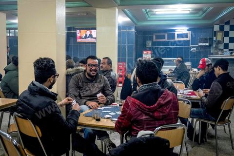 21 janvier 2016 : à 19h50, malgré le couvre feu de 18h, les cafés de Kasserine sont pleins. Tandis que la télévison tunisienne diffuse la première intervention du Président tunisien Béji Caïd Essebsi depuis le début des émeutes, les jeunes peu attentifs n'attendent plus grand chose du politique. La tension sociale est remontée depuis le début de semaine suite à la mort du jeune chômeur Ridha Yahyaoui après son électrocution. Malgré cela aucun pillage n'a été recensé dasn la ville. 