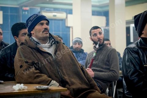 21 janvier 2016 : à 19h50, malgré le couvre feu de 18h, les cafés de Kasserine sont pleins. Tandis que la télévison tunisienne diffuse la première intervention du Président tunisien Béji Caïd Essebsi depuis le début des émeutes, les jeunes peu attentifs n'attendent plus grand chose du politique. La tension sociale est remontée depuis le début de semaine suite à la mort du jeune chômeur Ridha Yahyaoui après son électrocution. Malgré cela aucun pillage n'a été recensé dasn la ville. 