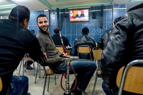 21 janvier 2016 : à 19h50, malgré le couvre feu de 18h, les cafés de Kasserine sont pleins. Tandis que la télévison tunisienne diffuse la première intervention du Président tunisien Béji Caïd Essebsi depuis le début des émeutes, les jeunes peu attentifs n'attendent plus grand chose du politique. La tension sociale est remontée depuis le début de semaine suite à la mort du jeune chômeur Ridha Yahyaoui après son électrocution. Malgré cela aucun pillage n'a été recensé dasn la ville. 