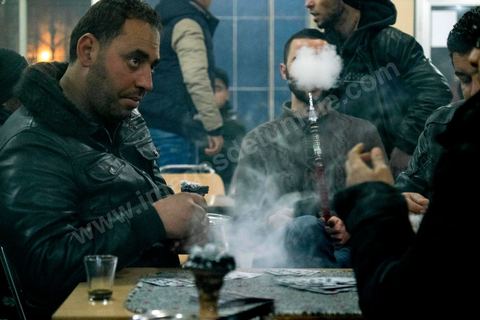 21 janvier 2016 : à 19h50, malgré le couvre feu de 18h, les cafés de Kasserine sont pleins. Tandis que la télévison tunisienne diffuse la première intervention du Président tunisien Béji Caïd Essebsi depuis le début des émeutes, les jeunes peu attentifs n'attendent plus grand chose du politique. La tension sociale est remontée depuis le début de semaine suite à la mort du jeune chômeur Ridha Yahyaoui après son électrocution. Malgré cela aucun pillage n'a été recensé dasn la ville. 