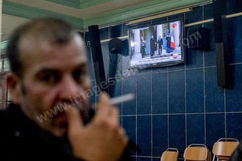 21 janvier 2016 : à 19h50, malgré le couvre feu de 18h, les cafés de Kasserine sont pleins. Tandis que la télévison tunisienne diffuse la première intervention du Président tunisien Béji Caïd Essebsi depuis le début des émeutes, les jeunes peu attentifs n'attendent plus grand chose du politique. La tension sociale est remontée depuis le début de semaine suite à la mort du jeune chômeur Ridha Yahyaoui après son électrocution. Malgré cela aucun pillage n'a été recensé dasn la ville. 