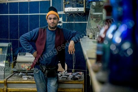 21 janvier 2016 : à 19h50, malgré le couvre feu de 18h, les cafés de Kasserine sont pleins. Tandis que la télévison tunisienne diffuse la première intervention du Président tunisien Béji Caïd Essebsi depuis le début des émeutes, les jeunes peu attentifs n'attendent plus grand chose du politique. La tension sociale est remontée depuis le début de semaine suite à la mort du jeune chômeur Ridha Yahyaoui après son électrocution. Malgré cela aucun pillage n'a été recensé dasn la ville. 