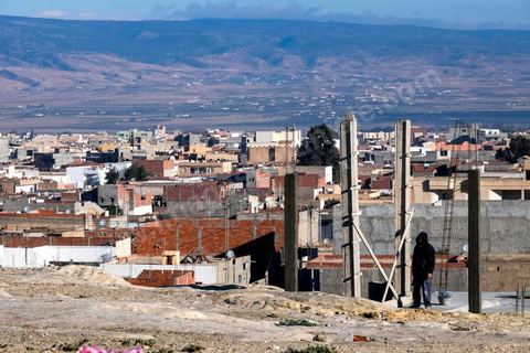 22 janvier 2016 : entre les célébres cités populaires et révolutionnaires de Ezzouhour et Ennour sur les hauteurs de Kasserine, les quartiers continuent de se développer de façon anarchique. Le quartier de Karma est un des quartiers les plus deshérités, la populattion vit au milieu des poubelles et attend encore le raccordement à l'eau pour certains. Au loin le Mont Chambi domine l'horizon et rapelle la présence et le danger du terrorisme.