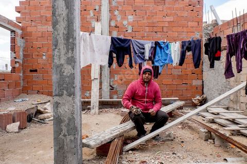 22 janvier 2016 : dans le quartier populaire et deshérité de Karma sur les hauteurs de Kasserine, Hussein Gassoumi, maçon journalier, nous invite dans sa maison où il vit avec sa feme et trois enfants. ici la vie est très dure. Hussein Gassoumi ouvre les portes de sa maison en chantier. Les murs sont constitués de parpaings empilés les uns sur les autres, sans enduit. Aucun revêtement n’est installé au sol, laissant passer l’air froid sous les portes, et les lits sont de simples sommiers métalliques. L’électricité ? «Quand j’ai de quoi payer la facture». L’eau courante ? Non