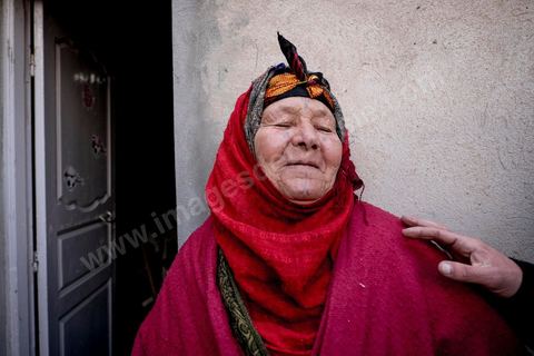 22 janvier 2016 : dans le quartier populaire et deshérité de Karma sur les hauteurs de Kasserine, chez Hussein Gassoumi, maçon journalier, sa famille et amis viennnt nous parler de leurs difficultés quotidiennes, chomage, education, pauvreté, abnadon, ... Hussein Gassoumi ouvre les portes de sa maison en chantier. Les murs sont constitués de parpaings empilés les uns sur les autres, sans enduit. Aucun revêtement n’est installé au sol, laissant passer l’air froid sous les portes, et les lits sont de simples sommiers métalliques. L’électricité ? «Quand j’ai de quoi payer la facture». L’eau courante ? Non