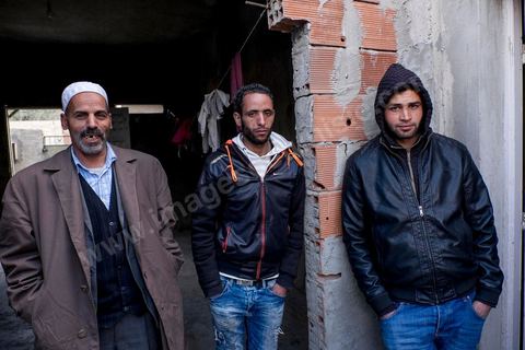 22 janvier 2016 : dans le quartier populaire et deshérité de Karma sur les hauteurs de Kasserine, chez Hussein Gassoumi, maçon journalier, sa famille et amis viennnt nous parler de leurs difficultés quotidiennes, chomage, education, pauvreté, abnadon, ... Hussein Gassoumi ouvre les portes de sa maison en chantier. Les murs sont constitués de parpaings empilés les uns sur les autres, sans enduit. Aucun revêtement n’est installé au sol, laissant passer l’air froid sous les portes, et les lits sont de simples sommiers métalliques. L’électricité ? «Quand j’ai de quoi payer la facture». L’eau courante ? Non