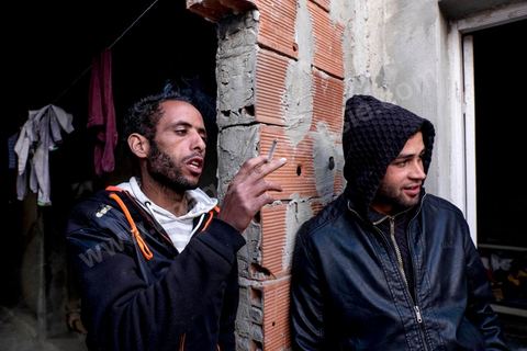 22 janvier 2016 : dans le quartier populaire et deshérité de Karma sur les hauteurs de Kasserine, chez Hussein Gassoumi, maçon journalier, sa famille et amis viennnt nous parler de leurs difficultés quotidiennes, chomage, education, pauvreté, abnadon, ... Hussein Gassoumi ouvre les portes de sa maison en chantier. Les murs sont constitués de parpaings empilés les uns sur les autres, sans enduit. Aucun revêtement n’est installé au sol, laissant passer l’air froid sous les portes, et les lits sont de simples sommiers métalliques. L’électricité ? «Quand j’ai de quoi payer la facture». L’eau courante ? Non