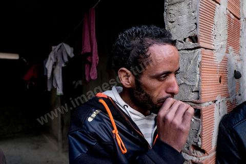 22 janvier 2016 : dans le quartier populaire et deshérité de Karma sur les hauteurs de Kasserine, chez Hussein Gassoumi, maçon journalier, sa famille et amis viennnt nous parler de leurs difficultés quotidiennes, chomage, education, pauvreté, abnadon, ... Hussein Gassoumi ouvre les portes de sa maison en chantier. Les murs sont constitués de parpaings empilés les uns sur les autres, sans enduit. Aucun revêtement n’est installé au sol, laissant passer l’air froid sous les portes, et les lits sont de simples sommiers métalliques. L’électricité ? «Quand j’ai de quoi payer la facture». L’eau courante ? Non
