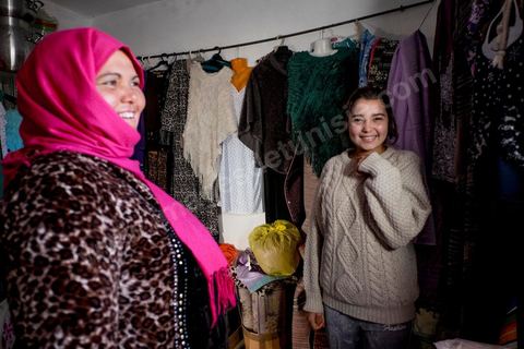 22 janvier 2016 : Amina et sa mère nous reçoivent dans leur petite boutique de frippes et de bricoles ménagères. Depuis une semaine, à cause de la tension, le père d’Amira lui défend de se rendre à l’école dans le centre. Trop dangereux. La jeune fille de 18 ans passe donc ses journées à Karma à contempler les moutons manger les sacs plastique et les ordures qui s’amoncellent. Amira n’a pas le droit de s’aventurer trop loin dans le quartier. Ordre de sa mère, cette fois. Cette dernière qui tient une minuscule boutique, veut l’avoir à portée de regard : «Amira, je ne veux pas qu’elle subisse du harcèlement dans la rue à cause des jeunes. Ses deux frères m’inquiètent aussi. Leur père les a autorisés à aller à l’école mais elle ferme l’après-midi. Je ne veux pas qu’ils en profitent pour aller manifester, ni pour se faire approcher par des terroristes.» L’ombre jihadiste est devenue source de terreur ou d’aubaine pour les familles pauvres de Kasserine.