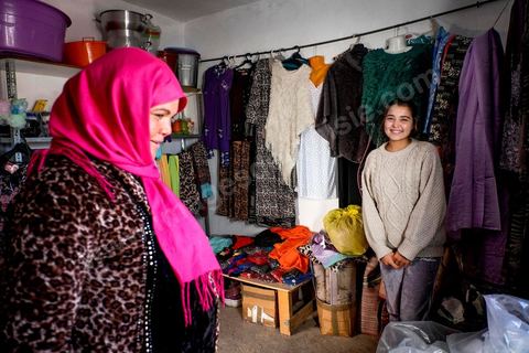 22 janvier 2016 : Amina et sa mère nous reçoivent dans leur petite boutique de frippes et de bricoles ménagères. Depuis une semaine, à cause de la tension, le père d’Amira lui défend de se rendre à l’école dans le centre. Trop dangereux. La jeune fille de 18 ans passe donc ses journées à Karma à contempler les moutons manger les sacs plastique et les ordures qui s’amoncellent. Amira n’a pas le droit de s’aventurer trop loin dans le quartier. Ordre de sa mère, cette fois. Cette dernière qui tient une minuscule boutique, veut l’avoir à portée de regard : «Amira, je ne veux pas qu’elle subisse du harcèlement dans la rue à cause des jeunes. Ses deux frères m’inquiètent aussi. Leur père les a autorisés à aller à l’école mais elle ferme l’après-midi. Je ne veux pas qu’ils en profitent pour aller manifester, ni pour se faire approcher par des terroristes.» L’ombre jihadiste est devenue source de terreur ou d’aubaine pour les familles pauvres de Kasserine.