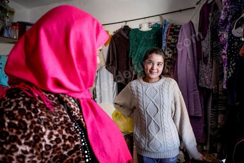 22 janvier 2016 : Amina et sa mère nous reçoivent dans leur petite boutique de frippes et de bricoles ménagères. Depuis une semaine, à cause de la tension, le père d’Amira lui défend de se rendre à l’école dans le centre. Trop dangereux. La jeune fille de 18 ans passe donc ses journées à Karma à contempler les moutons manger les sacs plastique et les ordures qui s’amoncellent. Amira n’a pas le droit de s’aventurer trop loin dans le quartier. Ordre de sa mère, cette fois. Cette dernière qui tient une minuscule boutique, veut l’avoir à portée de regard : «Amira, je ne veux pas qu’elle subisse du harcèlement dans la rue à cause des jeunes. Ses deux frères m’inquiètent aussi. Leur père les a autorisés à aller à l’école mais elle ferme l’après-midi. Je ne veux pas qu’ils en profitent pour aller manifester, ni pour se faire approcher par des terroristes.» L’ombre jihadiste est devenue source de terreur ou d’aubaine pour les familles pauvres de Kasserine.