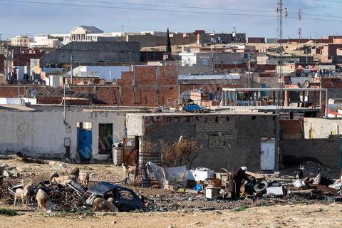 22 janvier 2016 : entre les célébres cités populaires et révolutionnaires de Ezzouhour et Ennour sur les hauteurs de Kasserine, les quartiers continuent de se développer de façon anarchique. Le quartier de Karma est un des quartiers les plus deshérités, la populattion vit au milieu des poubelles et attend encore le raccordement à l'eau pour certains. Au loin le Mont Chambi domine l'horizon et rapelle la présence et le danger du terrorisme.