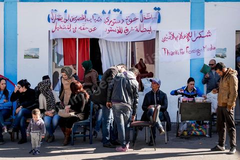 27 janvier 2016 : au gouvernorat de Kasserine, les diplômés chômeurs maintiennent depuis plusieurs semaines leur sit-in et viennent d'engager une grève de la faim sauvage. Installés dans la cour et dans une grande salle, près de 200 chômeurs crient leurs révendications au gouvernement, travail et dignité, comme lors de la révolution de 2011. Depuis 5 ans la situation ne s'est pas arrangée et l'abandon des régions intérieures est encore plus frappant, la pauvreté et la misère touchde plus ne plus de familles.