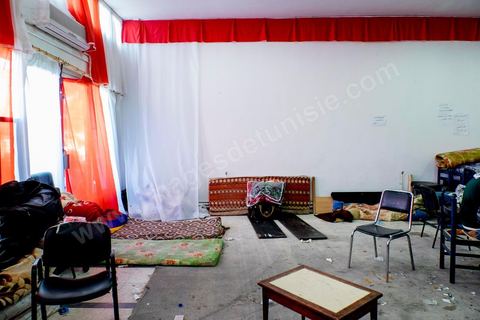 27 janvier 2016 : au gouvernorat de Kasserine, les diplômés chômeurs maintiennent depuis plusieurs semaines leur sit-in et viennent d'engager une grève de la faim sauvage. Installés dans la cour et dans une grande salle, près de 200 chômeurs crient leurs révendications au gouvernement, travail et dignité, comme lors de la révolution de 2011. Depuis 5 ans la situation ne s'est pas arrangée et l'abandon des régions intérieures est encore plus frappant, la pauvreté et la misère touchde plus ne plus de familles.