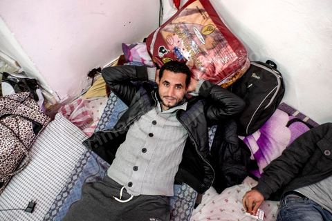 27 janvier 2016 : au gouvernorat de Kasserine, les diplômés chômeurs maintiennent depuis plusieurs semaines leur sit-in et viennent d'engager une grève de la faim sauvage. Installés dans la cour et dans une grande salle, près de 200 chômeurs crient leurs révendications au gouvernement, travail et dignité, comme lors de la révolution de 2011. Depuis 5 ans la situation ne s'est pas arrangée et l'abandon des régions intérieures est encore plus frappant, la pauvreté et la misère touchde plus ne plus de familles.