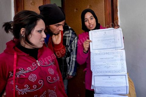 27 janvier 2016 : Les jeunes femmes chômeuses nous affichent dans les couloirs du gouvernorat leurs problématiques familiales, de santé ou de travail, couverts de diplômes ces jeunes n'arrivent pas à trouver un travail déçant. Au gouvernorat de Kasserine, les diplômés chômeurs maintiennent depuis plusieurs semaines leur sit-in et viennent d'engager une grève de la faim sauvage. Installés dans la cour et dans une grande salle, près de 200 chômeurs crient leurs révendications au gouvernement, travail et dignité, comme lors de la révolution de 2011. Depuis 5 ans la situation ne s'est pas arrangée et l'abandon des régions intérieures est encore plus frappant, la pauvreté et la misère touchde plus ne plus de familles.