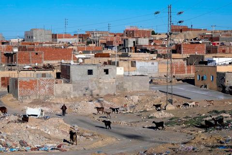 27 janvier 2016 : Quartier populaire et deshérité de Karma sur les hauteurs de Kasserine. Ici la population vit au milieu des poubelles, construisent leurs maison de façon anarchiques jusque dans les oueds. Les familles vivent entassés dans des maisons certes en dure mais dans la plus grande précarité, pas de fenêtres, pas de portes, pas de chauffage et d'eau pour certains. Le seul terrain de jeu des enafnts est les poubelles. 