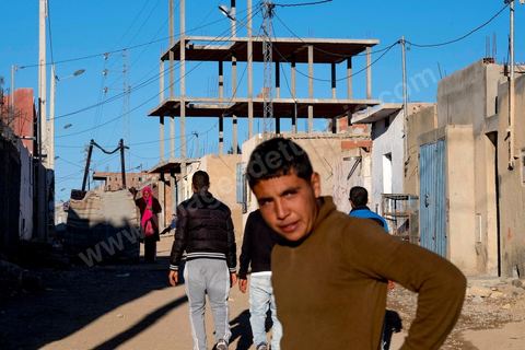 27 janvier 2016 : Quartier populaire et deshérité de Karma sur les hauteurs de Kasserine. Ici la population vit au milieu des poubelles, construisent leurs maison de façon anarchiques jusque dans les oueds. Les familles vivent entassés dans des maisons certes en dure mais dans la plus grande précarité, pas de fenêtres, pas de portes, pas de chauffage et d'eau pour certains. Le seul terrain de jeu des enafnts est les poubelles. 