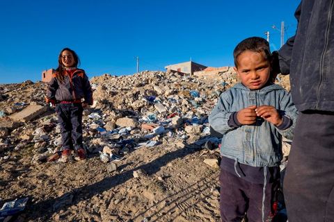27 janvier 2016 : Quartier populaire et deshérité de Karma sur les hauteurs de Kasserine. Ici la population vit au milieu des poubelles, construisent leurs maison de façon anarchiques jusque dans les oueds. Les familles vivent entassés dans des maisons certes en dure mais dans la plus grande précarité, pas de fenêtres, pas de portes, pas de chauffage et d'eau pour certains. Le seul terrain de jeu des enafnts est les poubelles. 