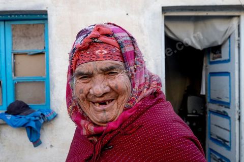 27 janvier 2016 : la mère de Sabra Abaidi nous fait visite sa masion et ses conditions de vie avec toute sa famille, fils, belle fille et petits enfants. Quartier populaire et deshérité de Karma sur les hauteurs de Kasserine. Ici la population vit au milieu des poubelles, construisent leurs maison de façon anarchiques jusque dans les oueds. Les familles vivent entassés dans des maisons certes en dure mais dans la plus grande précarité, pas de fenêtres, pas de portes, pas de chauffage et d'eau pour certains. Le seul terrain de jeu des enafnts est les poubelles. 